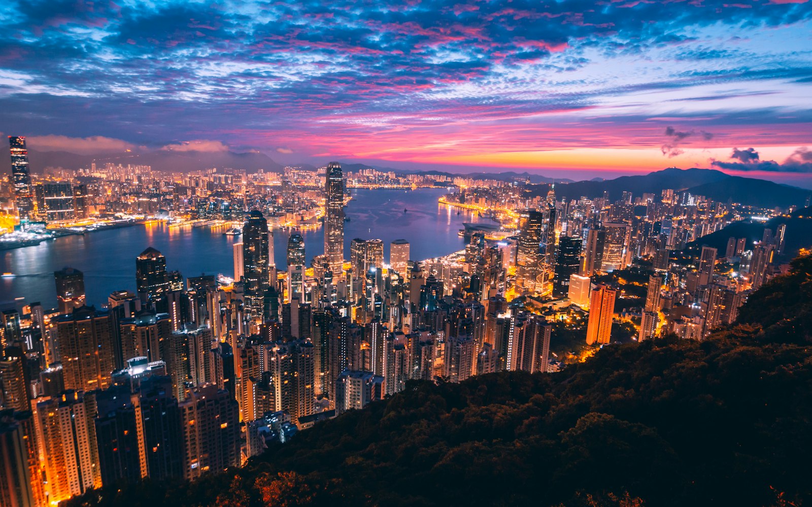 香港維港兩岸的城市與住宅物業